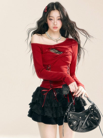 Rotes Stricktop mit Cut-Outs und Schnürung