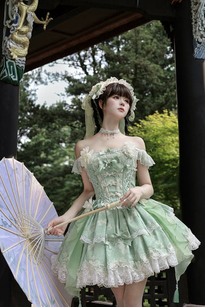 Korsettrock mit grünem Oberteil und Froschknöpfen sowie Lolita-Blumentaillenverzierung