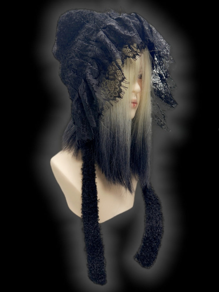 Gothic Strickmütze mit schwarzen Nieten und Spitzenbesatz und Kreuzanhänger