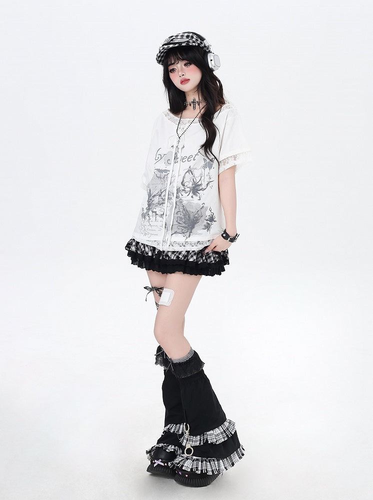 ブラック/ホワイトのグラフィックTシャツ、裾のパッチ、アシンメトリーなレースアップネックライン、レース