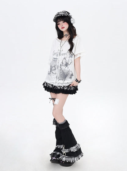 ブラック/ホワイトのグラフィックTシャツ、裾のパッチ、アシンメトリーなレースアップネックライン、レース