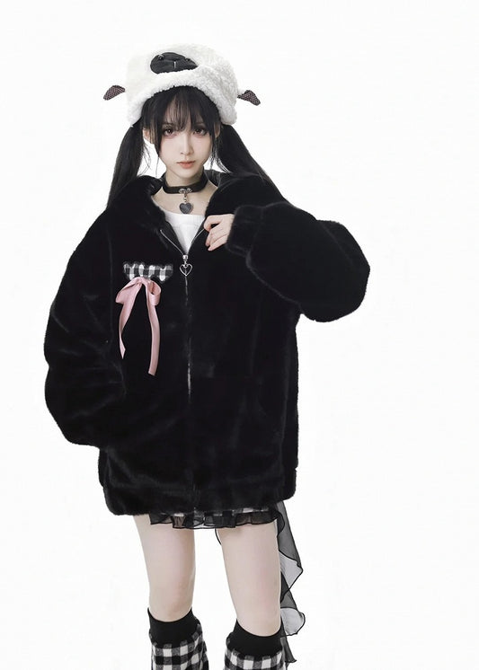 ピンクの蝶結びディテールのブラックフェイクファーコート