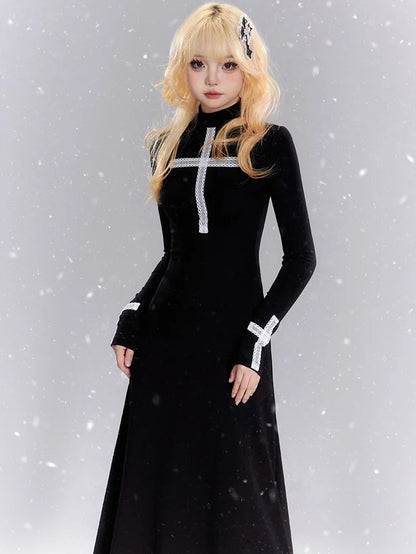 Schwarzes Maxikleid aus Strick mit Spitzenkreuzen und Stehkragen