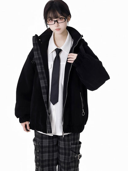 Schwarze Kapuzenjacke mit Schlangenmuster und überkreuzten Schnallenriemen