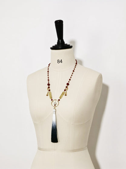 Chinoiserie Quastenanhänger Gold und rote Perlenkette