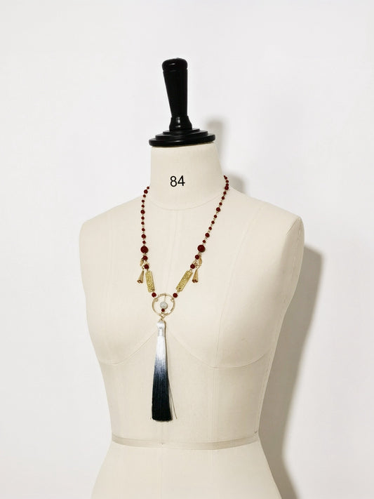 Chinoiserie Quastenanhänger Gold und rote Perlenkette