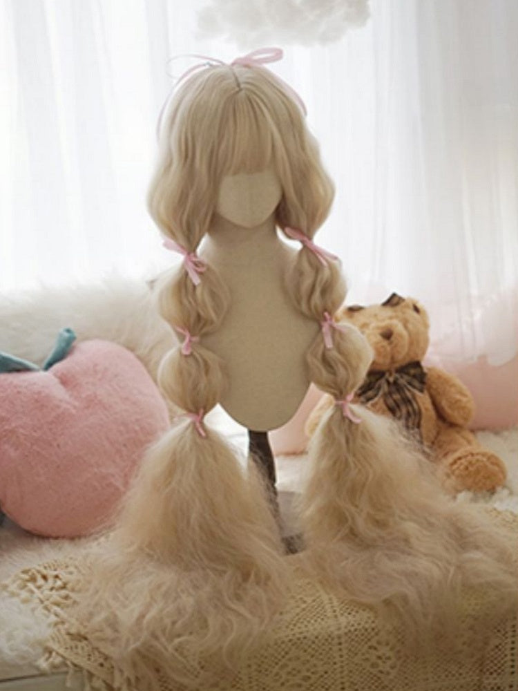 Hellblonde lange lockige Perücke mit vollem Pony
