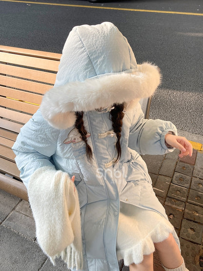 ブルーのキュートなラムアップリケの蝶結びディテールフード付きダウンコートロングバージョン