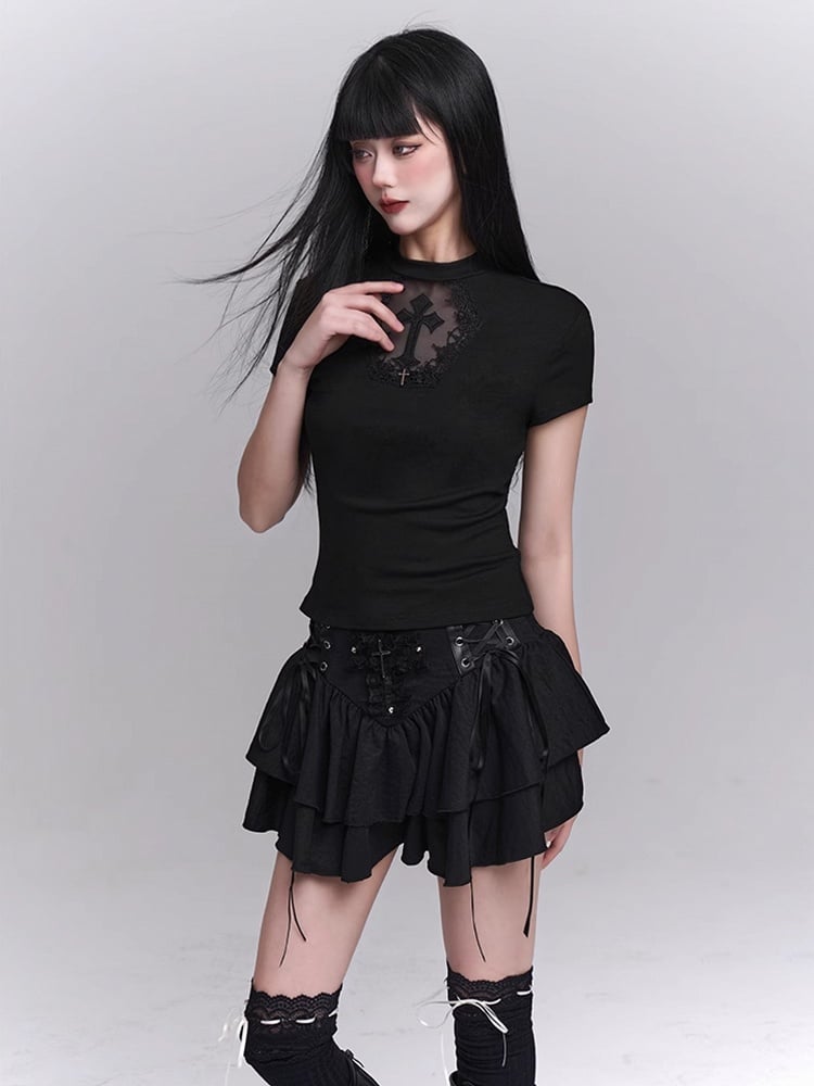 Schwarzes T-Shirt in Sargform mit ausgeschnittener Kreuz-Applikation