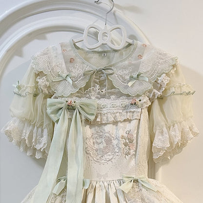 ショートトリムスリーブ、クロップド丈、刺繍入りカラー、グリーントップ、スカロップ