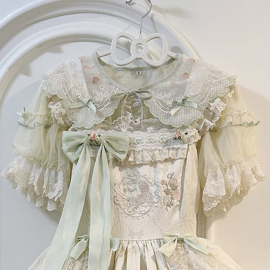 ショートトリムスリーブ、クロップド丈、刺繍入りカラー、グリーントップ、スカロップ