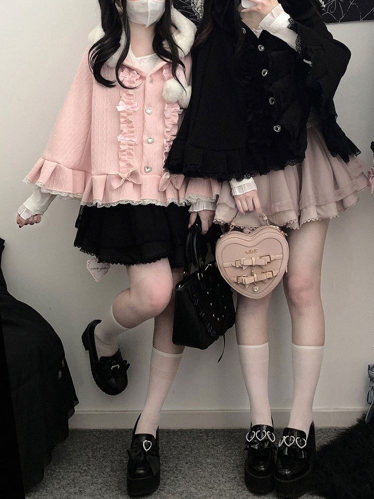 Jirai Kei – Kapuzenumhang mit roten Pompons und Schleifenakzenten im Landminenstil