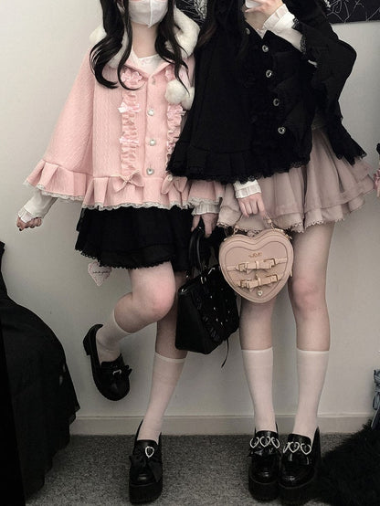 Jirai Kei – Kapuzenumhang mit roten Pompons und Schleifenakzenten im Landminenstil