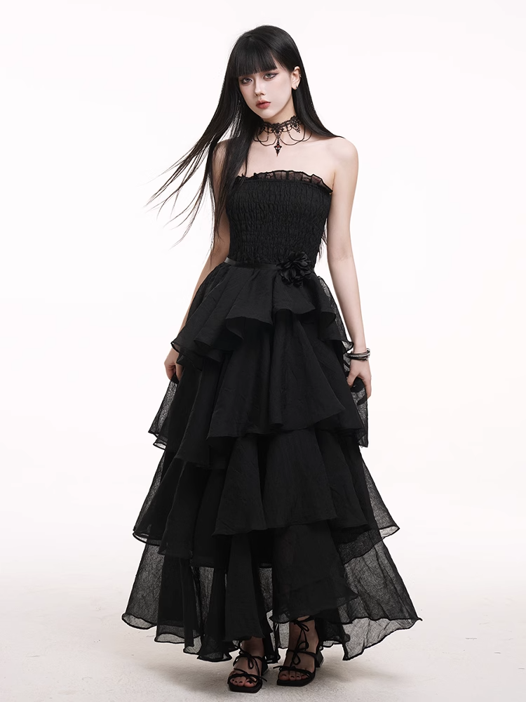 Schwarzes Ballkleid mit hoher Taille und Stufenrock aus Netzstoff