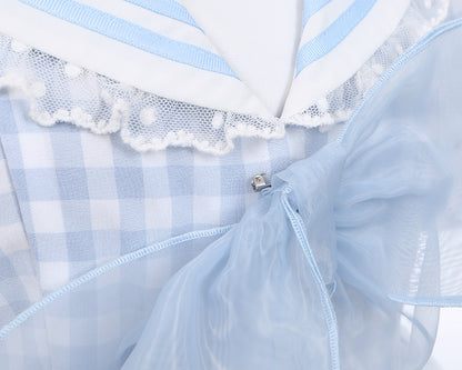 Hellblauer Matrosenkragen, weiße Gänseblümchen, kariertes süßes Kleid mit Schleifendetails
