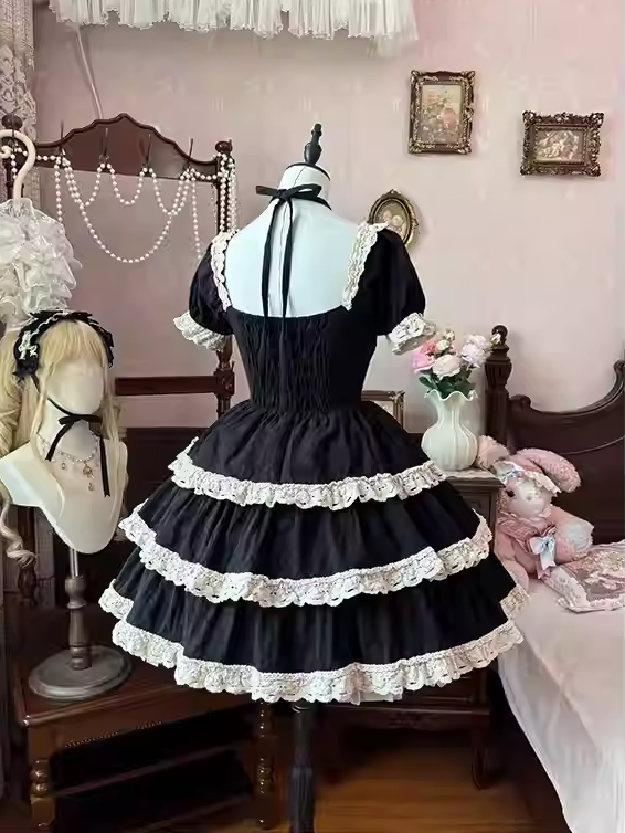 und Lolita-Taille, einteiliges Basken-Schulkleid aus Spitze, Beige, alter schwarzer Besatz