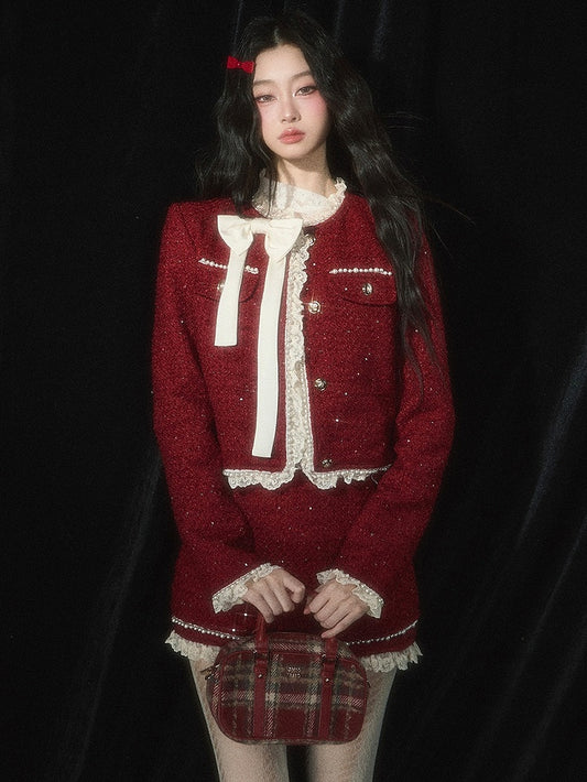 Weihnachtsrote Tweed-Kurzjacke mit Spitzenbesatz, Schleife und Perlendetails