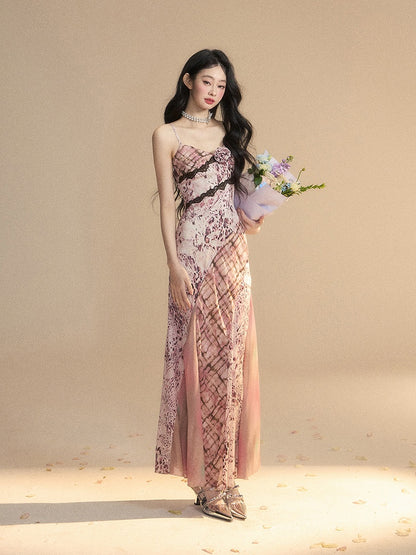 Glamorous – Trägerkleid mit Spitzen-Blumenmuster und rosa Leopardenbesatz