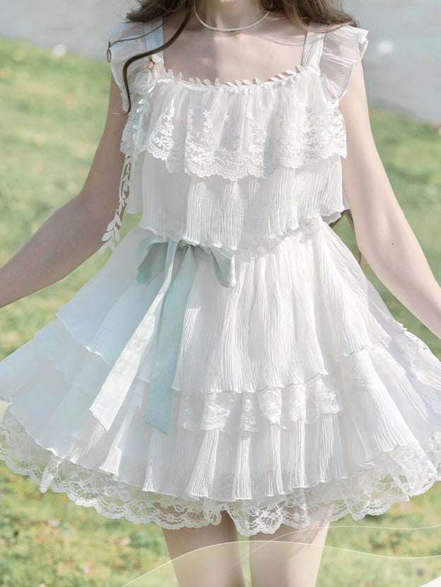 Süßes weißes Kleid mit gestufter Spitzenverzierung und Flatterärmeln