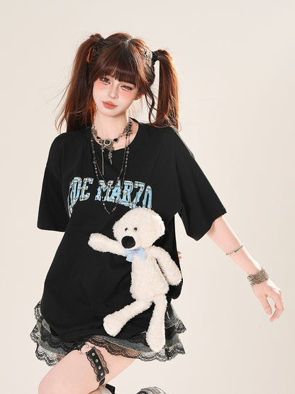 愛らしいクマのぬいぐるみ付き、ブラック/ホワイトのラウンドネックレタープリントTシャツ