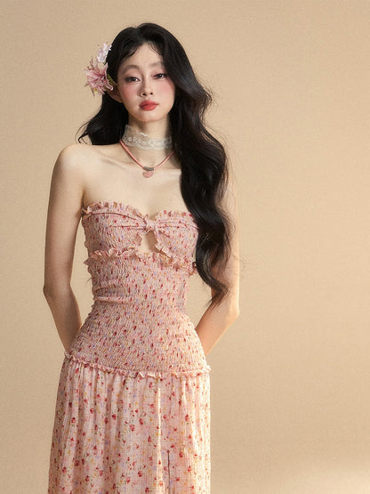 ストラップレスドレス、伸縮性のある太もも丈スリット、花柄ウエスト、ピンクのスウィートハートネックライン、スモック