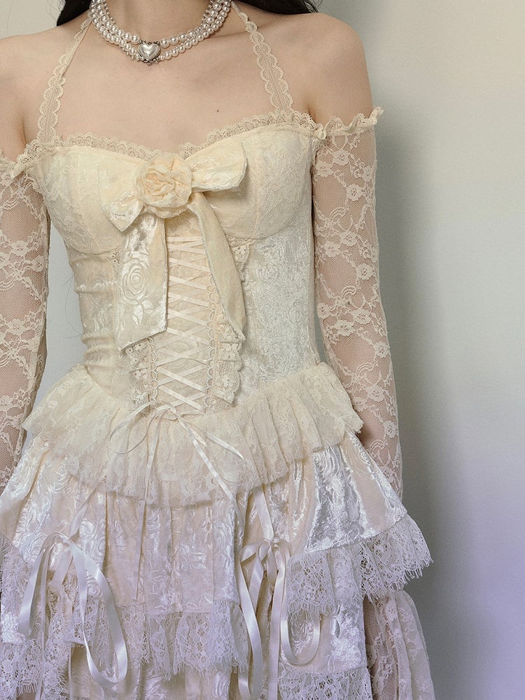 Aprikosenfarbenes Neckholderkleid aus Spitze mit Blumenschleife und Schnürdetail