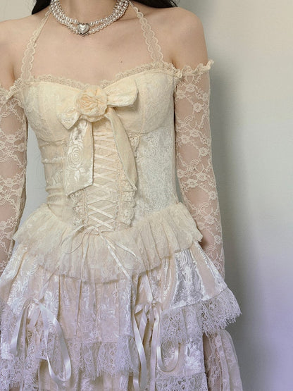 Aprikosenfarbenes Neckholderkleid aus Spitze mit Blumenschleife und Schnürdetail