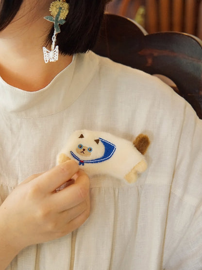 Süße Plüschbrosche in Katzenform