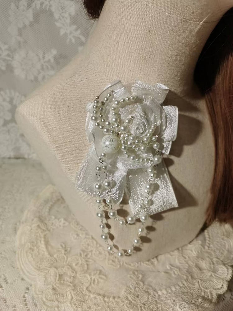 Spider Brooch Beaded Flower White / Black