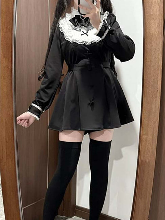 クロスレーストリムの蝶結びドレスショーツ、クロスチャームとチェーンの蝶ネクタイ