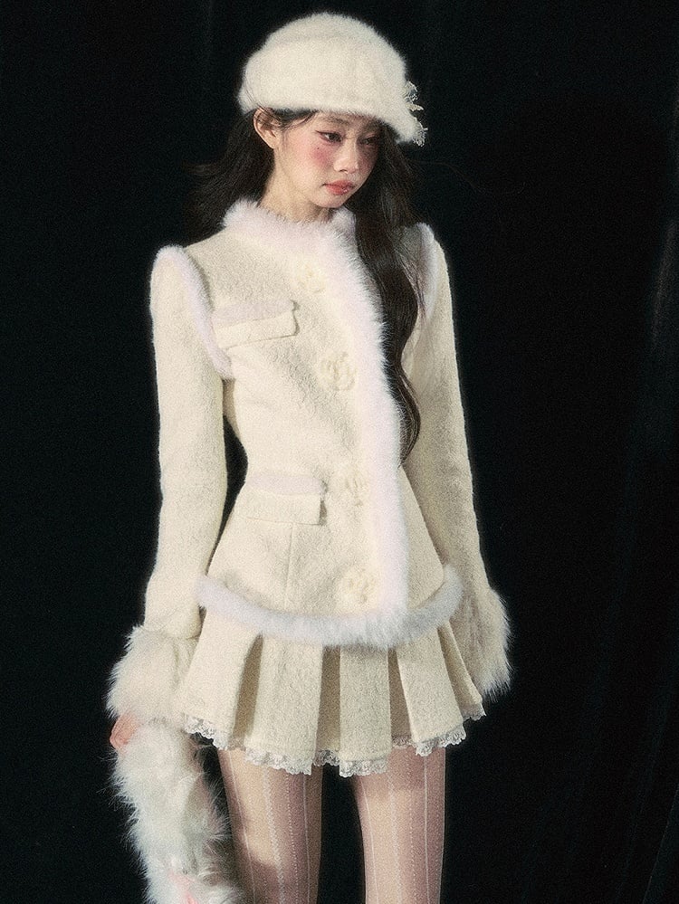 Apricotfarbene Jacquard-Wolljacke mit Blumenknopf und Plüschbesatz