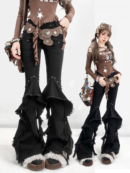 Schwarze Jeans mit ausgestellter Silhouette und Volantbesatz