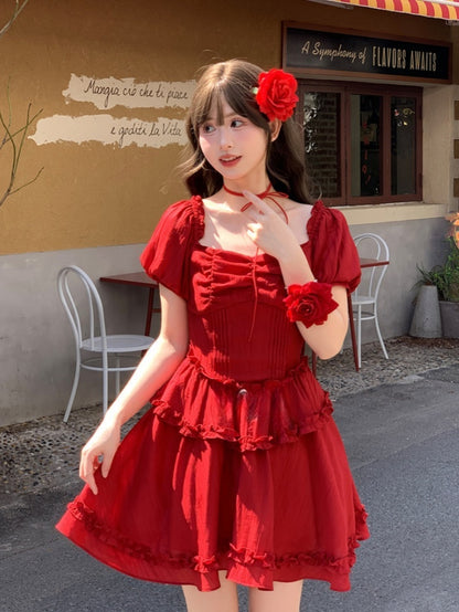Plissierte Taille, Saumdetails, Vintage-Kleid, rot, quadratischer Ausschnitt, Puffärmel, Rüschen