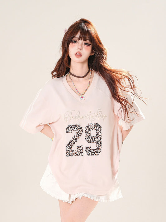 Rosa T-Shirt mit V-Ausschnitt und Buchstaben und Leopardenmuster