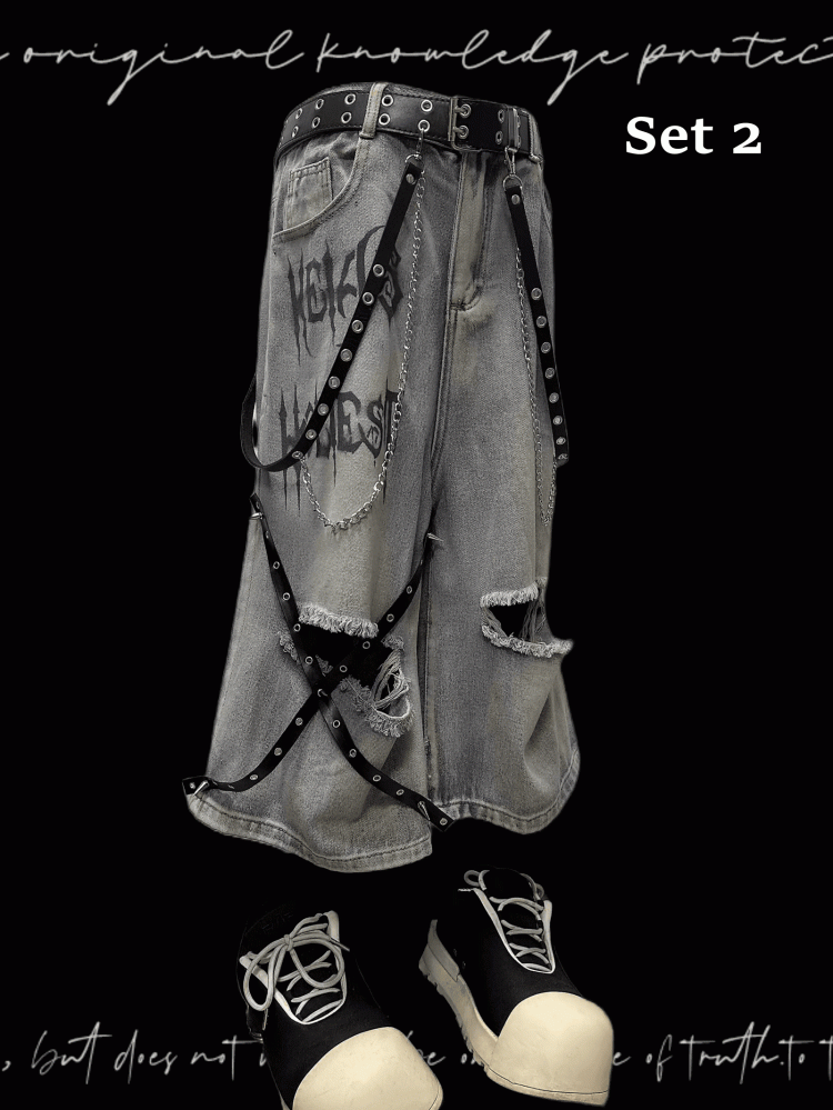 Blaue Punk-Jeans mit überkreuzten Trägern und Löchern im Distressed-Look im Y2K-Stil