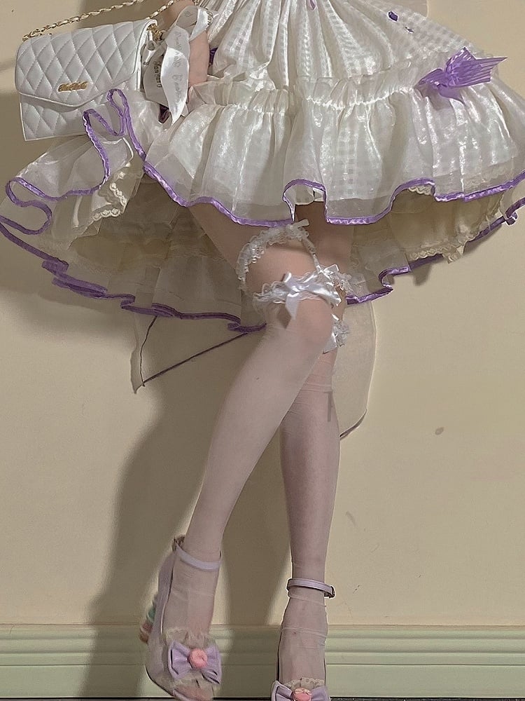 Weiß/Schwarze, halbtransparente Overknee-Strümpfe mit Rüschen, Spitzenbündchen und Schleife