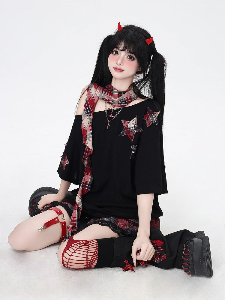 Glamouröser Schal-Ausschnitt mit T-Shirt, rot kariert, Stern-Applikationen, schwarz, asymmetrisch