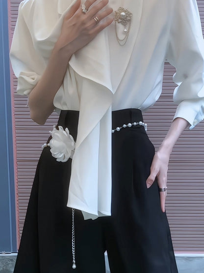 Broche perlée blanche avec détails à la taille et chaîne florale