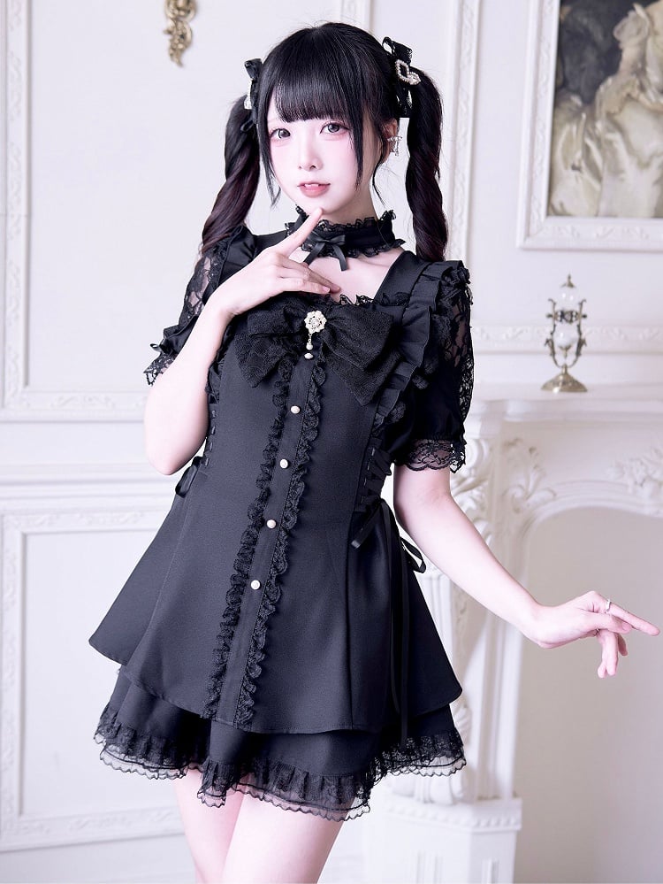 Schwarzes Jirai Kei-Set: Minikleid mit ausgeschnittenen Schultern, seitlichen Schnürdetails und Rock