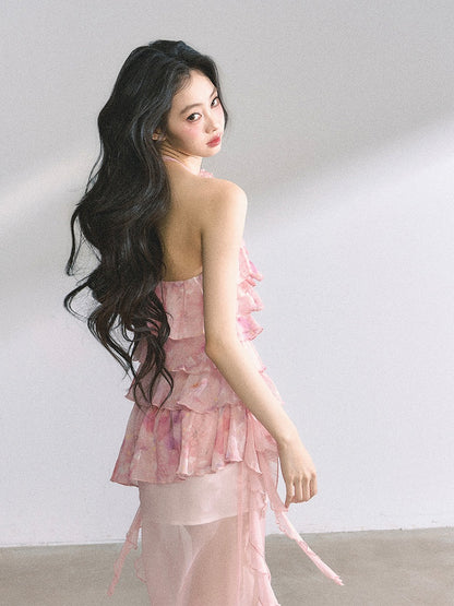 Rosa gestuftes Rüschenkleid mit floralem Neckholder und Netzdruck