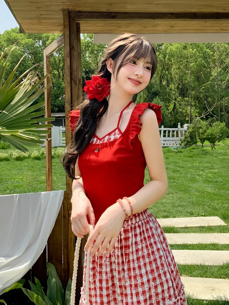 Rotes Neckholder-Tanktop mit flatternden Ärmeln und Kirschstickerei am Ausschnitt