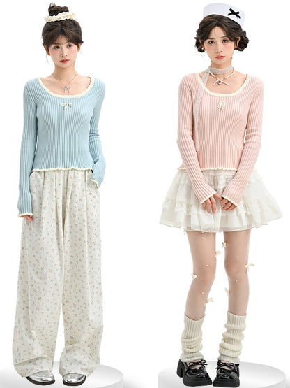 Blaues, schmal geschnittenes Strickoberteil mit Rundhalsausschnitt und Schleifendetails