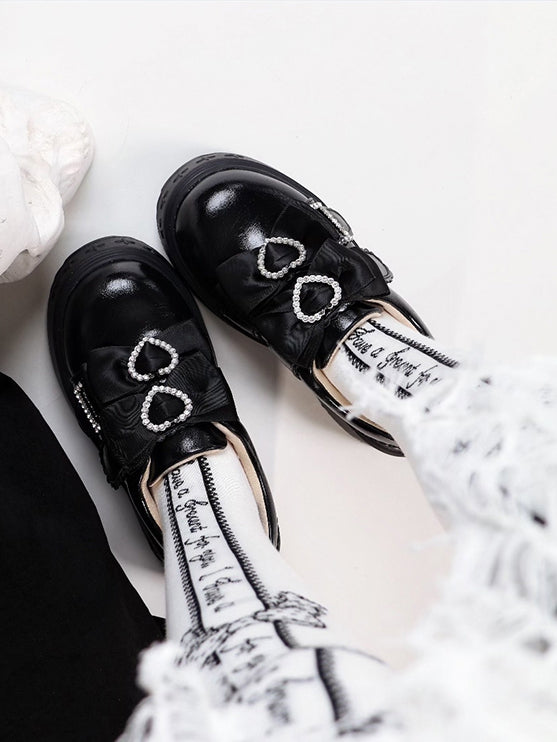 Dicke/normale Strass-Akzente, Kei-Dekor-Version mit Herz-Jirai-Schleifen-Plateaus in Slip-on-Schwarz