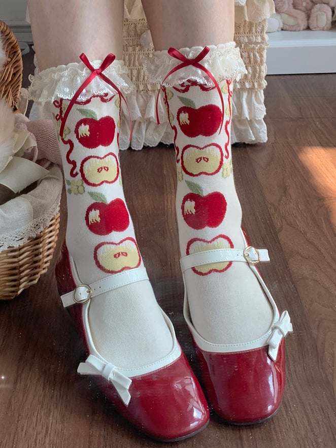 Grün/Rote Kalbssocken mit Spitze und Apfel-Lolita-Print und süßem Besatz