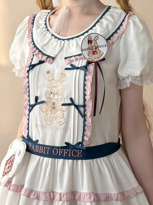 Runde Brosche mit Hasenstickerei