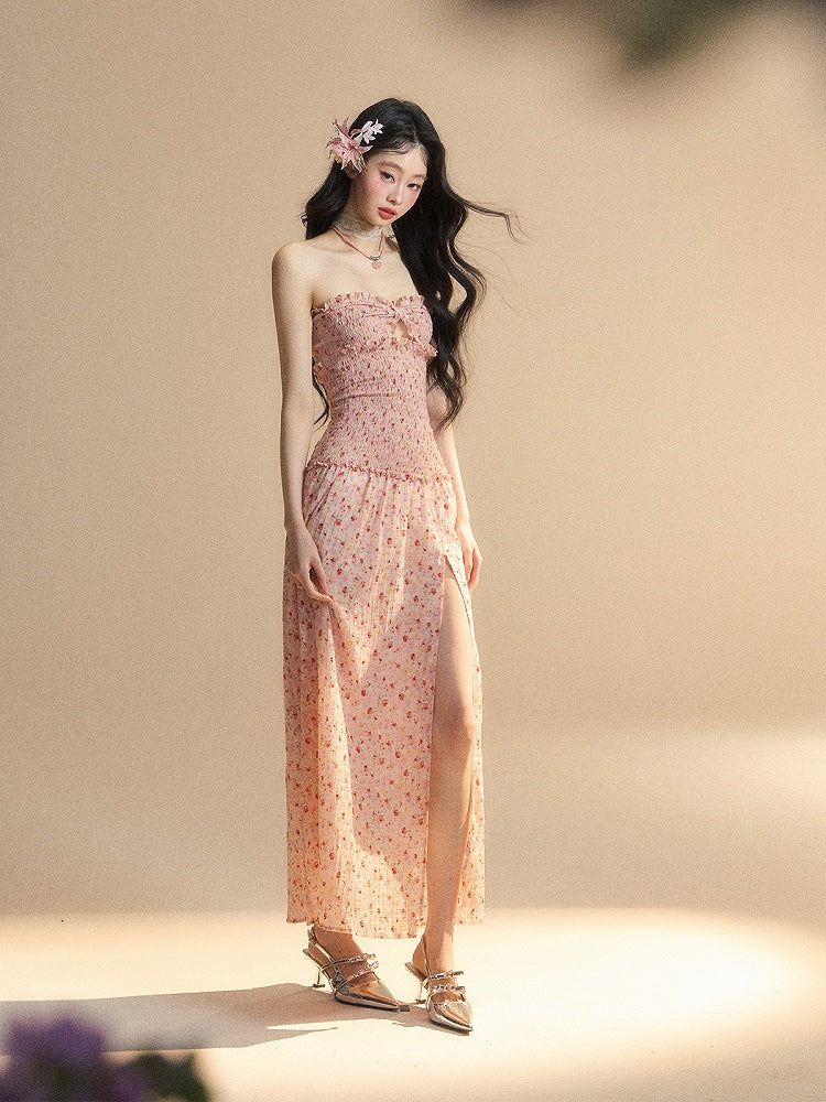 ストラップレスドレス、伸縮性のある太もも丈スリット、花柄ウエスト、ピンクのスウィートハートネックライン、スモック