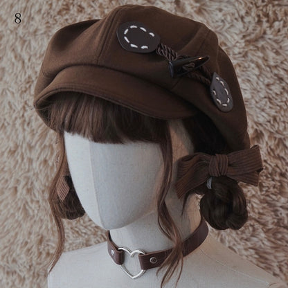 茶色のベレー帽、装飾ボタン付き帽子