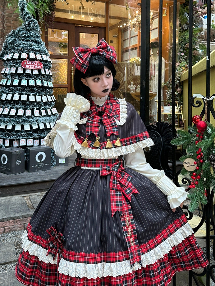 黒のストライプと赤のチェック柄ケープ