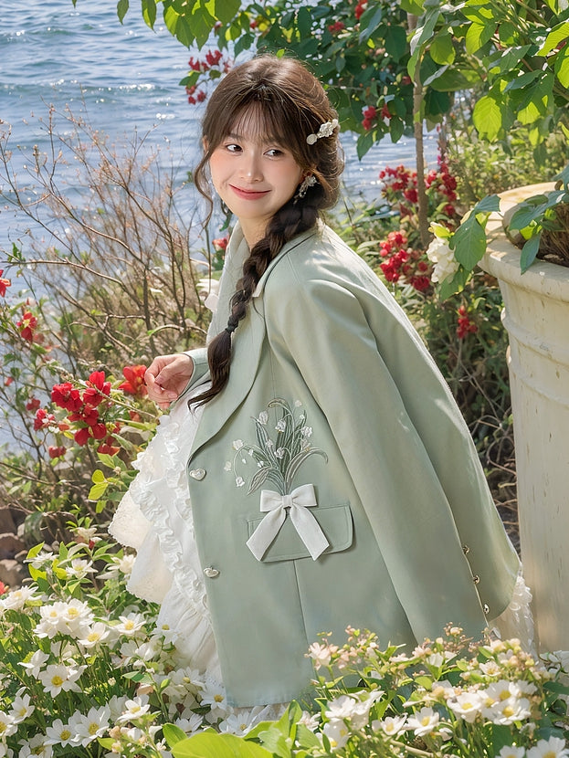 Blazer mit Blumenstickerei und grünen herzförmigen Knöpfen