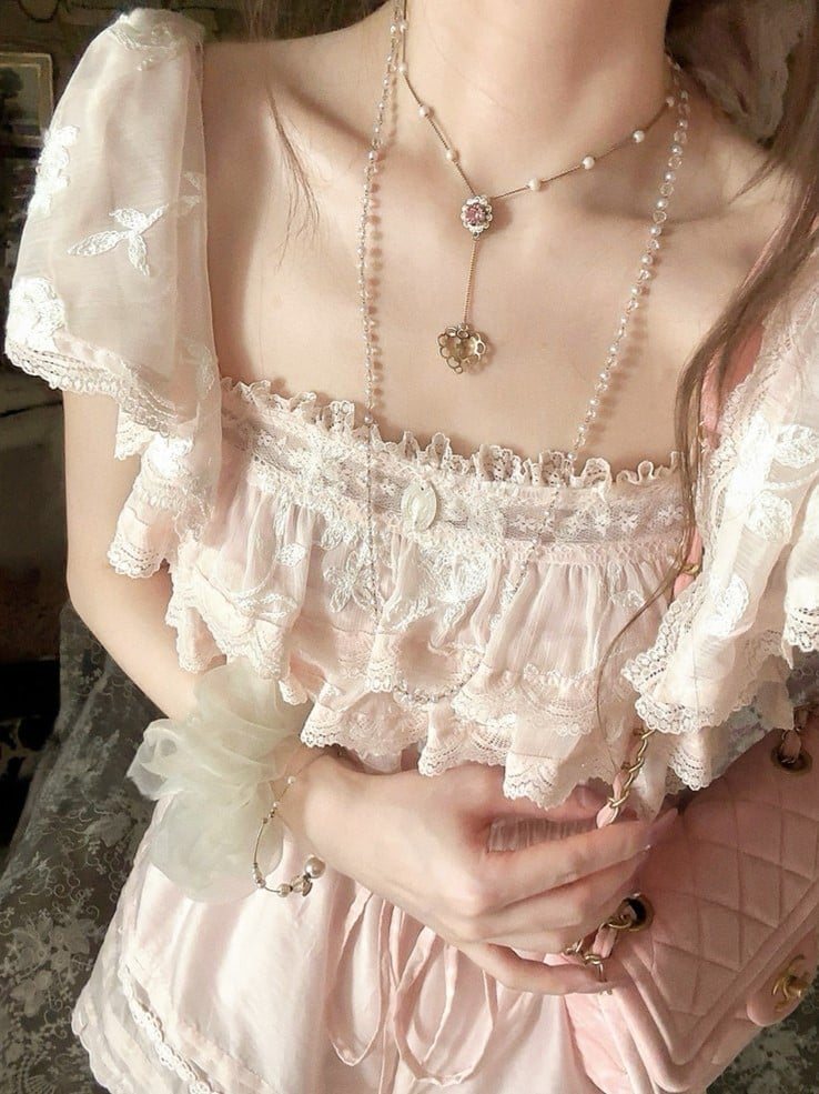 Volant mit Sakura-Rosa Chiffon-Overlay-Top mit floraler bestickter Spitze